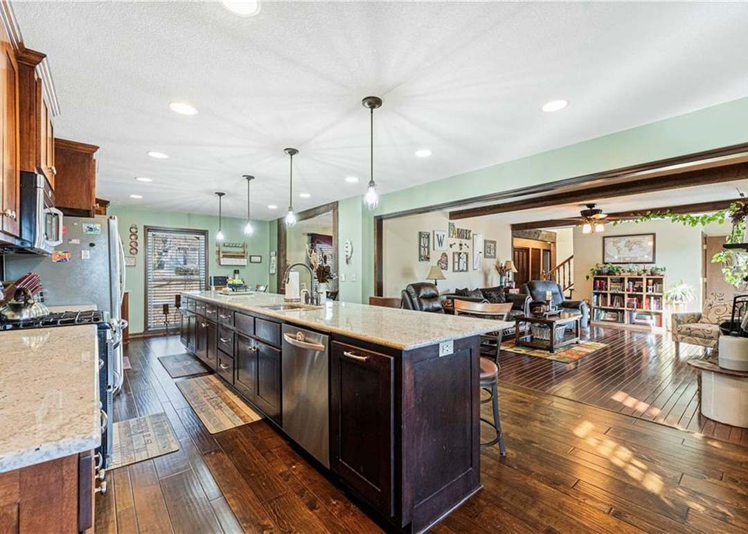 1215 Camelot Drive — photo 15