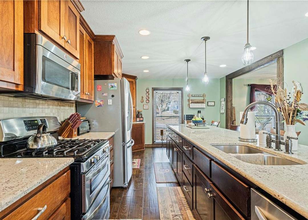 1215 Camelot Drive — photo 16