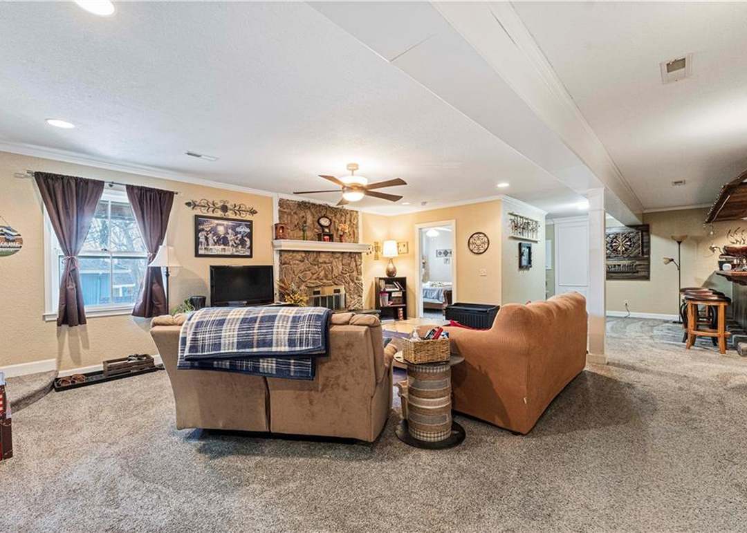 1215 Camelot Drive — photo 37