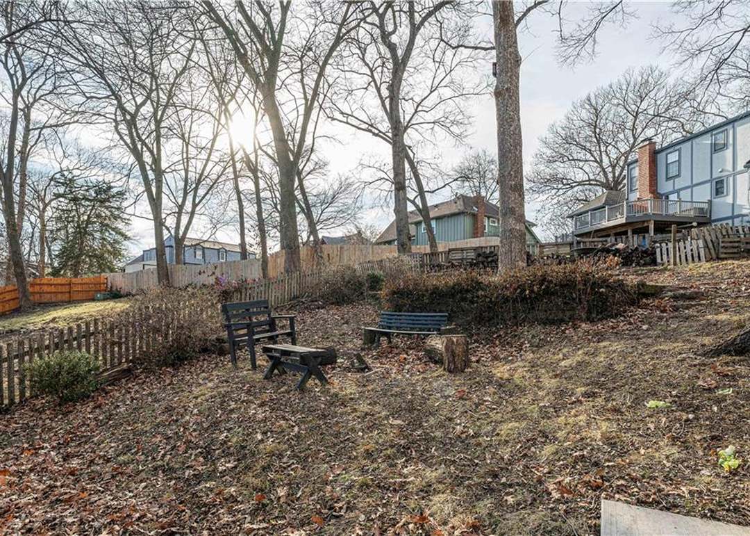 1215 Camelot Drive — photo 43