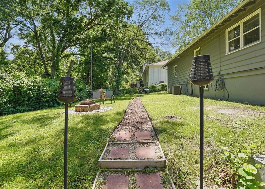 10621 E 32nd Street — photo 35