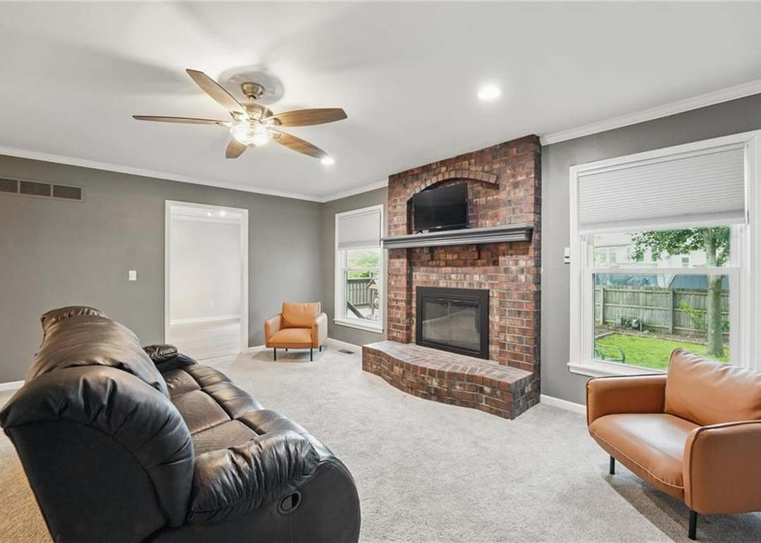 2205 S Kenwood Street — photo 6