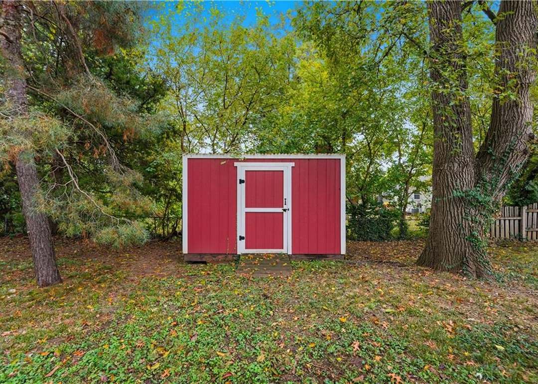 7308 W 75th Street — photo 3