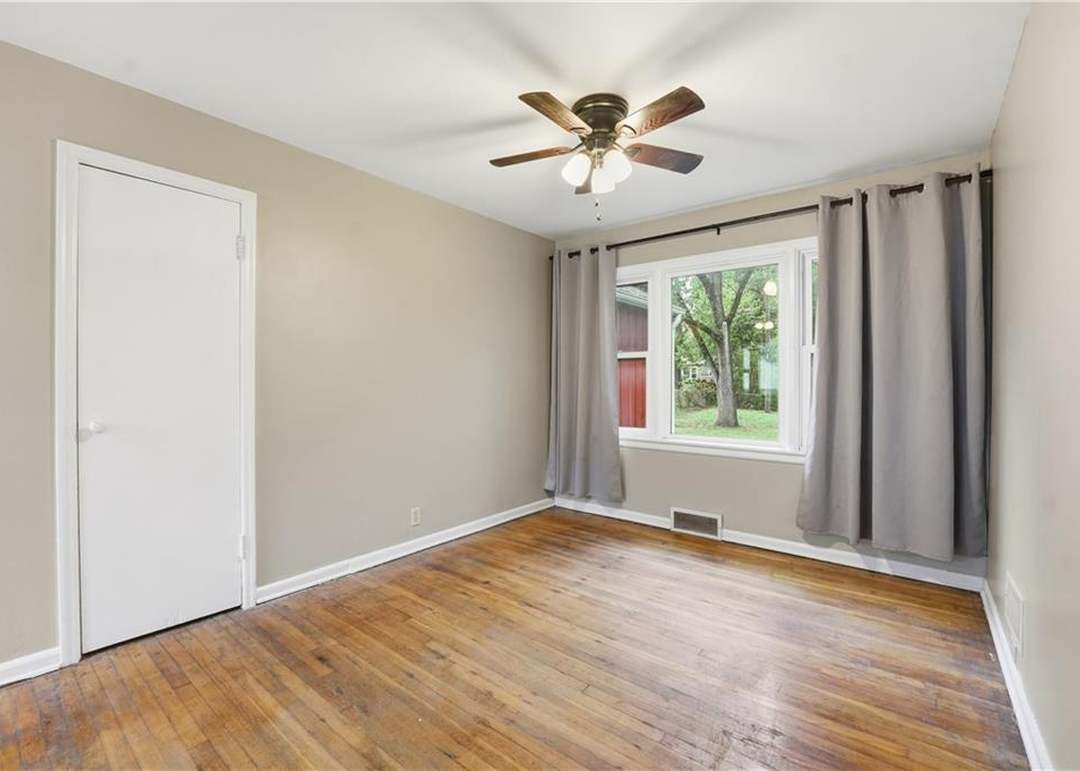 7308 W 75th Street — photo 10