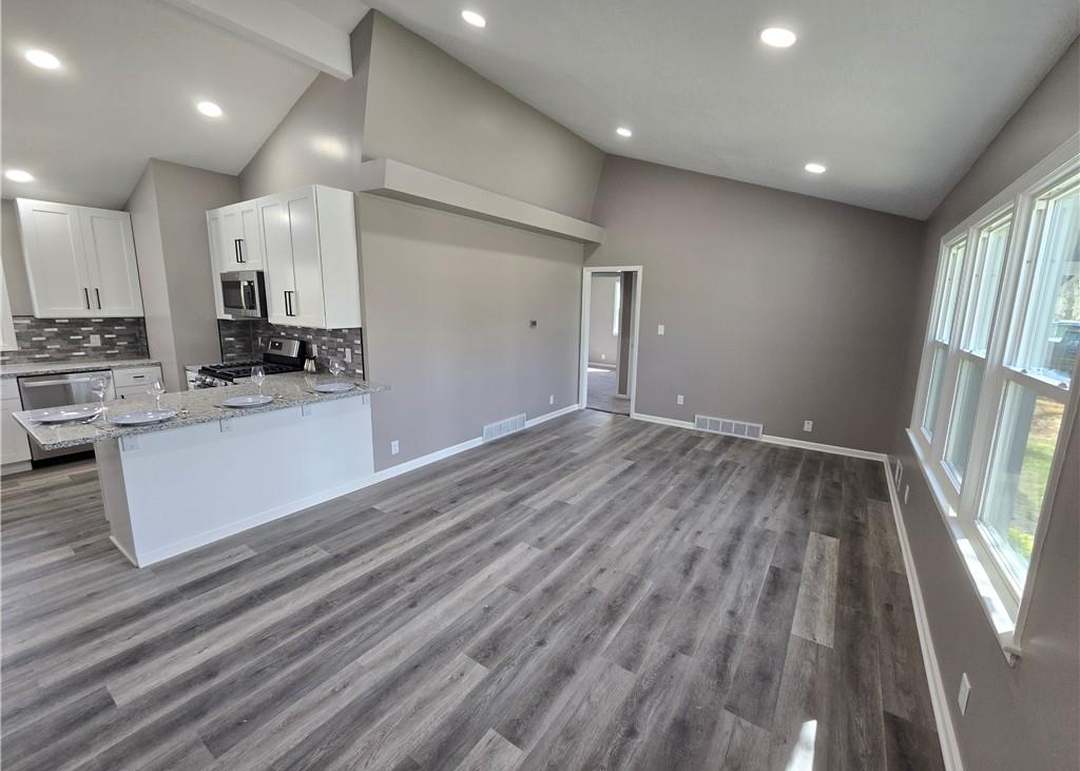 5027 N Spruce Avenue — photo 2