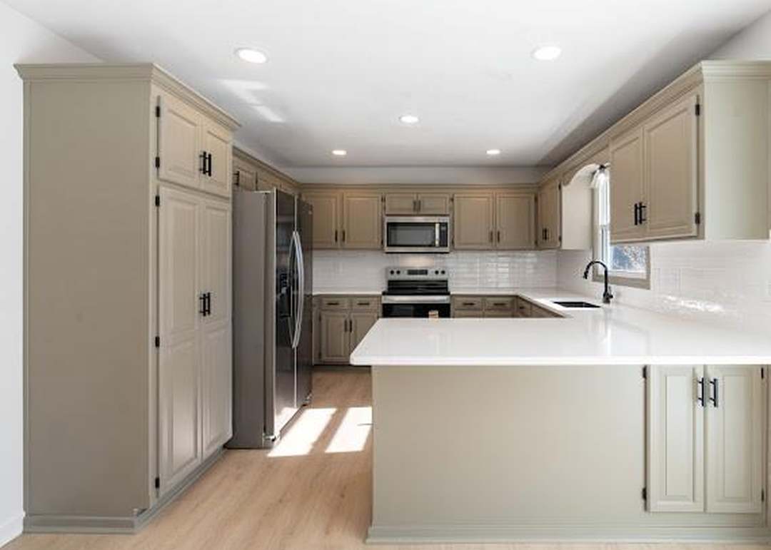 1225 NE KENWOOD Drive — photo 2