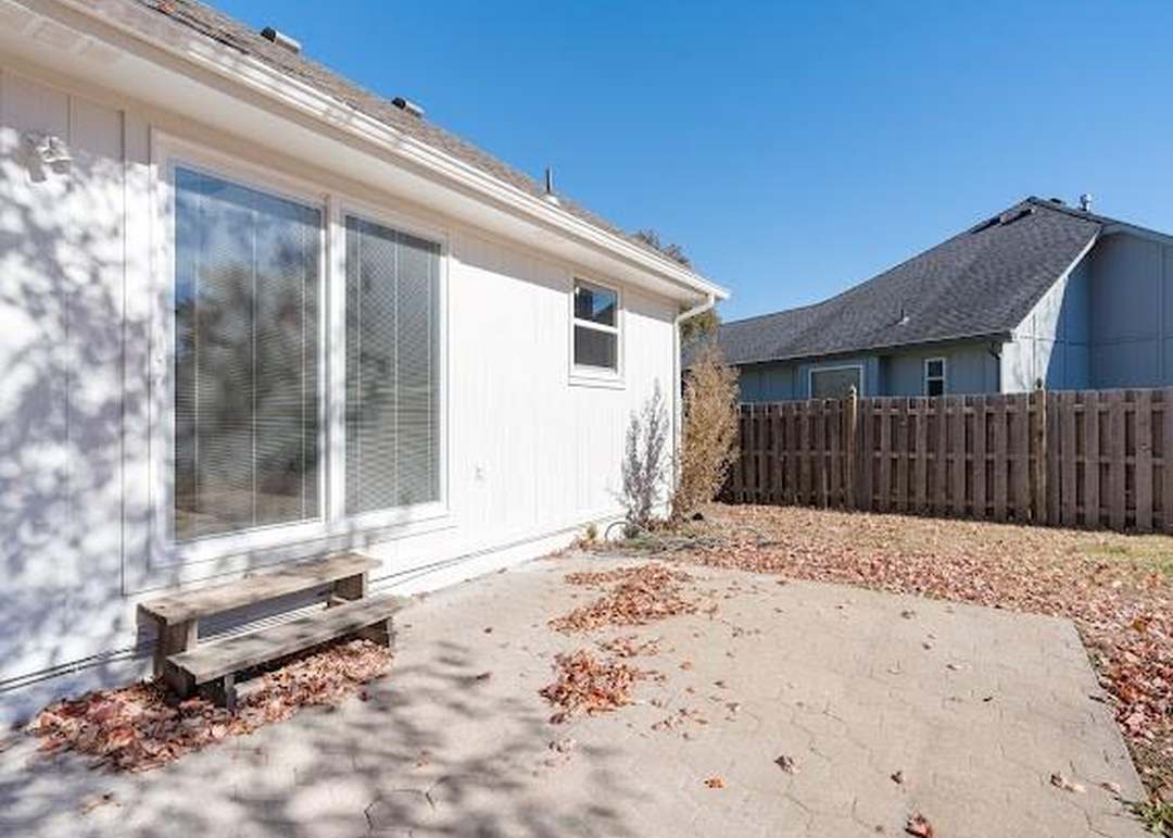 1225 NE KENWOOD Drive — photo 42