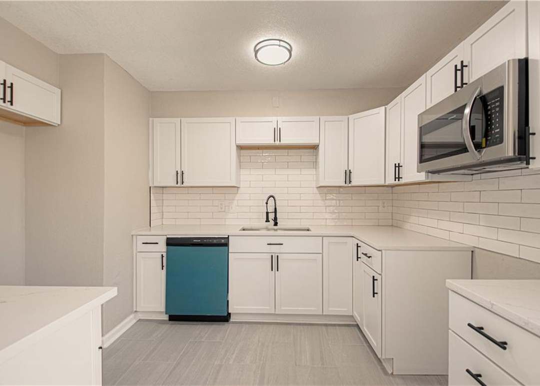 10918 Ewing Avenue — photo 4