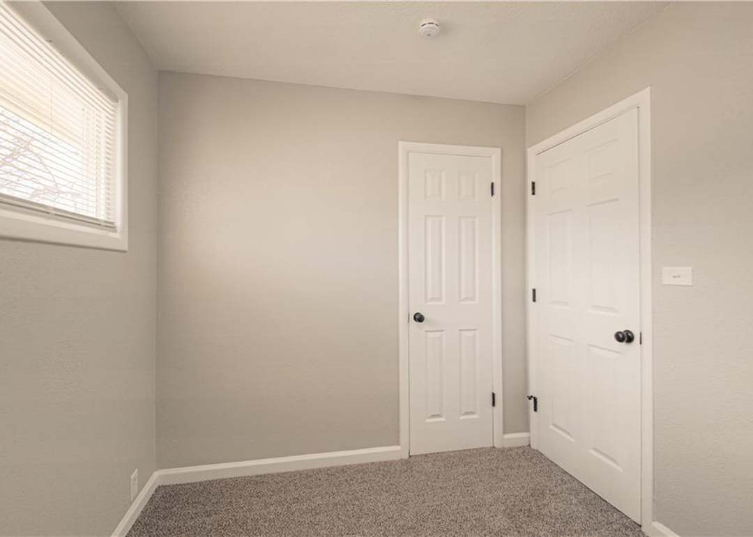 10918 Ewing Avenue — photo 5