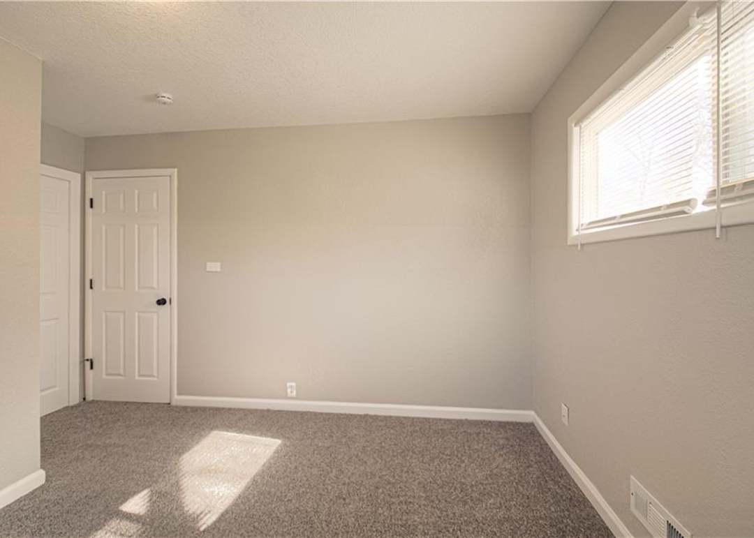 10918 Ewing Avenue — photo 7