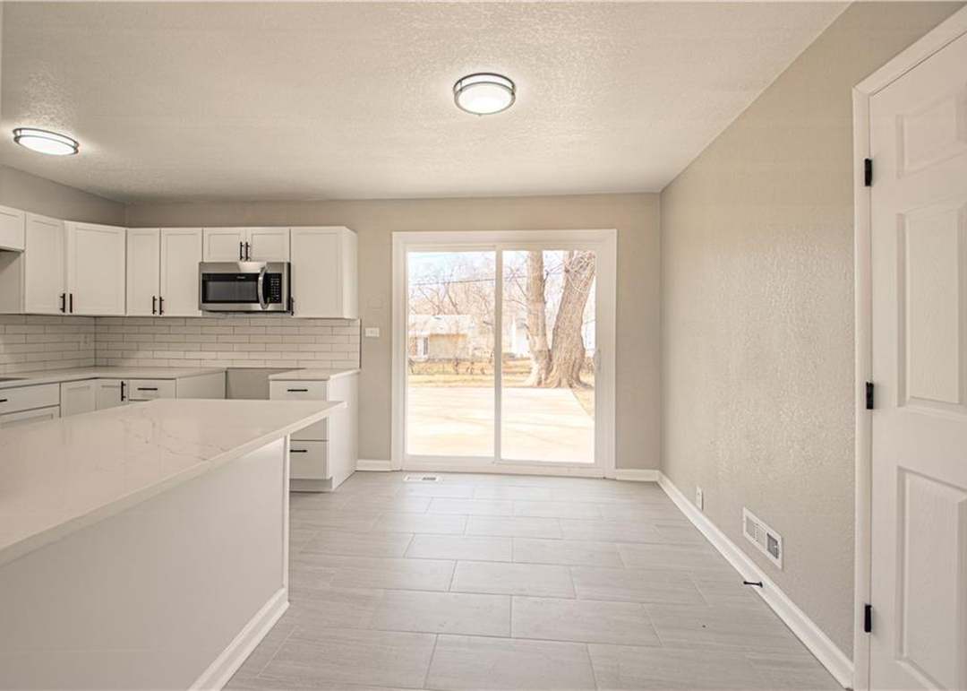 10918 Ewing Avenue — photo 15