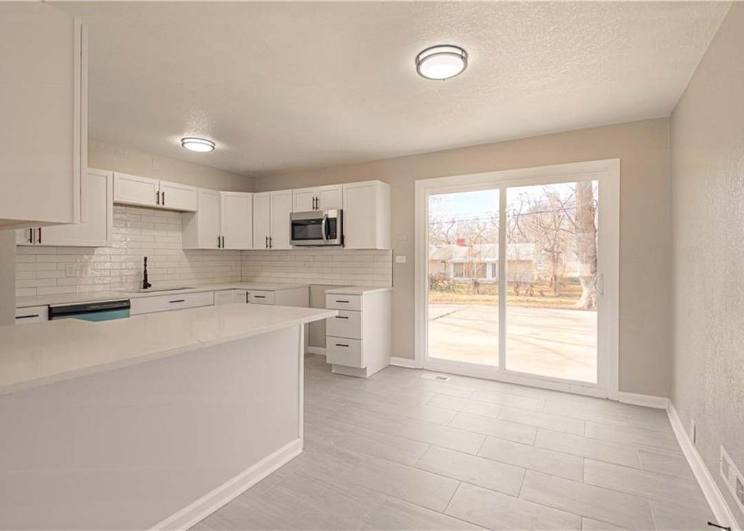 10918 Ewing Avenue — photo 16