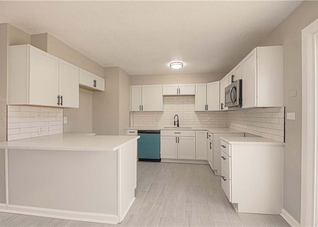 10918 Ewing Avenue — photo 17