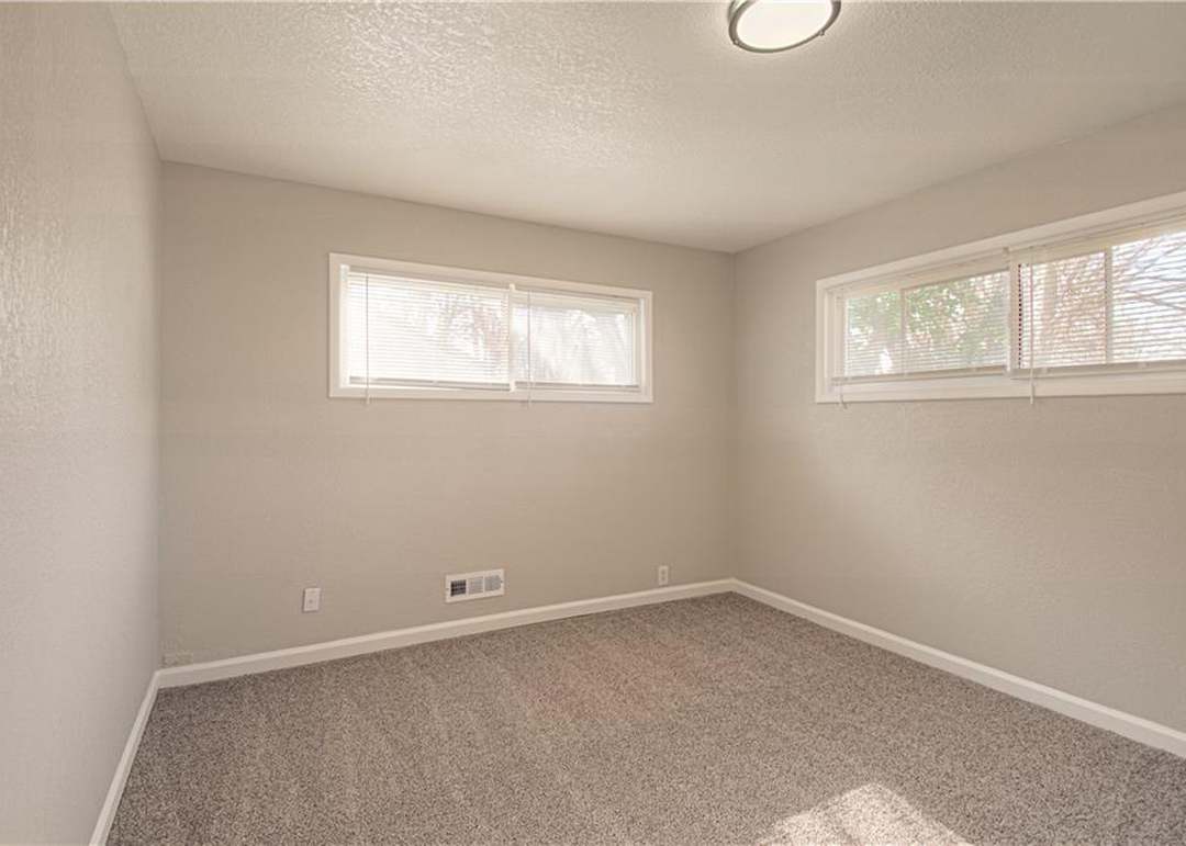 10918 Ewing Avenue — photo 18