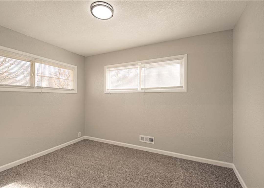10918 Ewing Avenue — photo 23