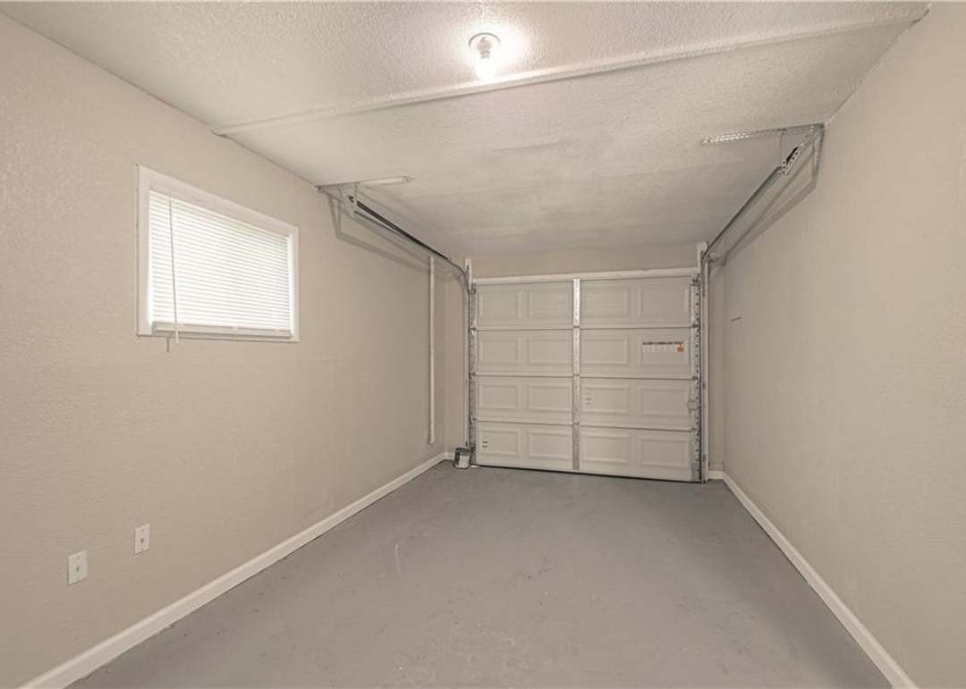10918 Ewing Avenue — photo 27