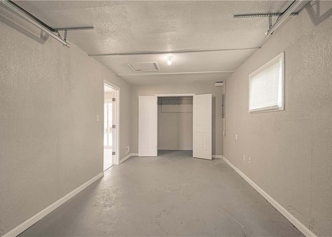 10918 Ewing Avenue — photo 28