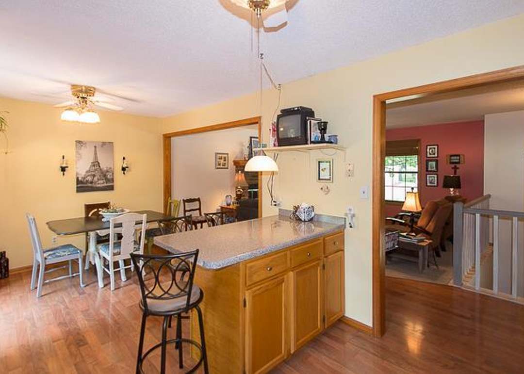9907 W 89th Street — photo 13