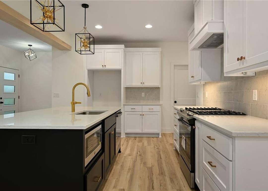 2111 Brooklyn Avenue — photo 12
