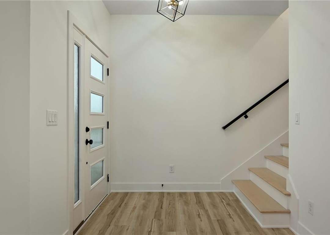2111 Brooklyn Avenue — photo 16