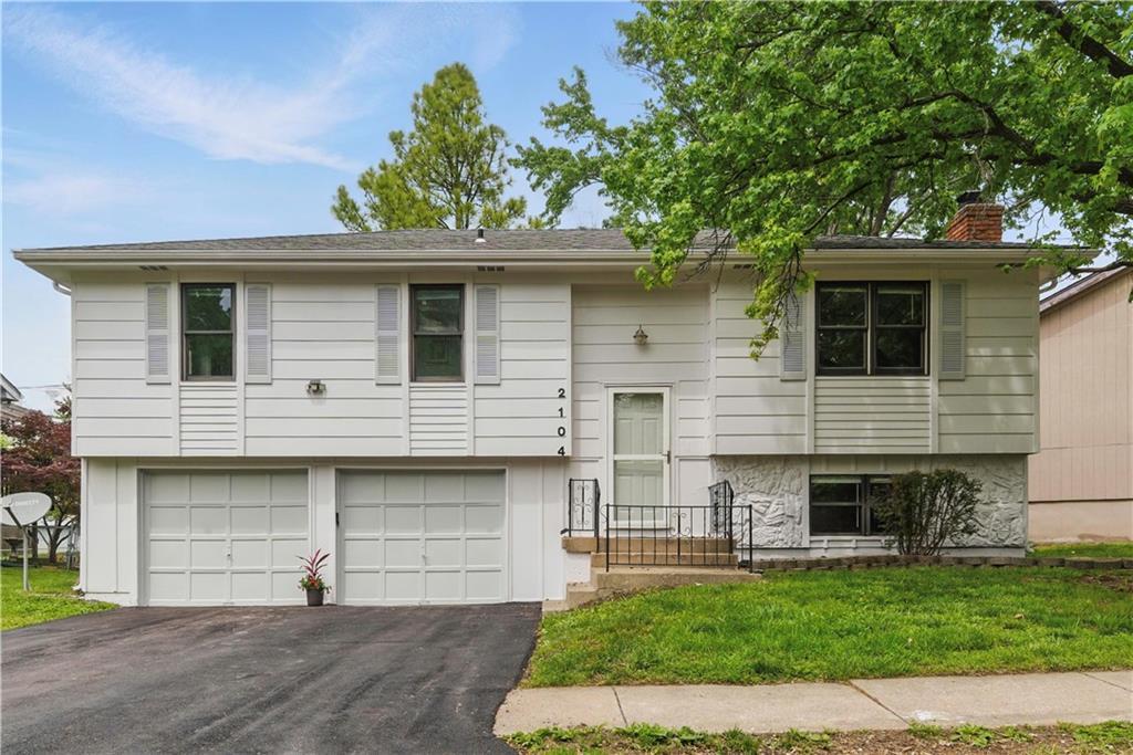2104 E Taylor Drive — photo 1