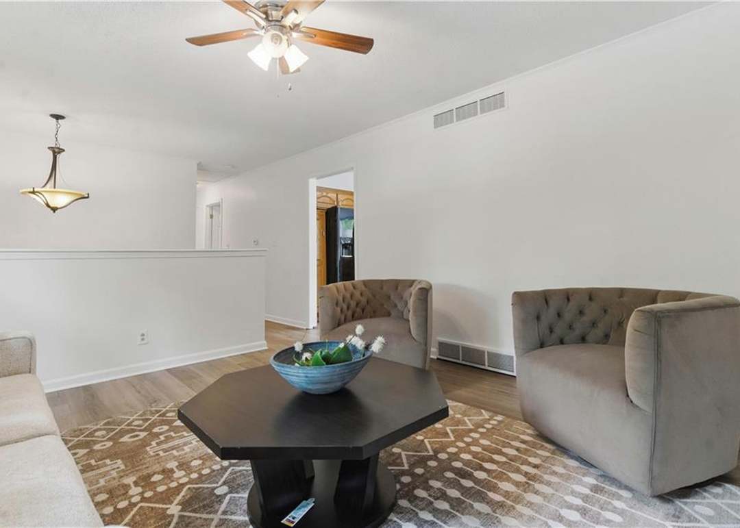 2104 E Taylor Drive — photo 2