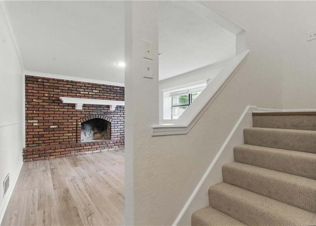2104 E Taylor Drive — photo 3