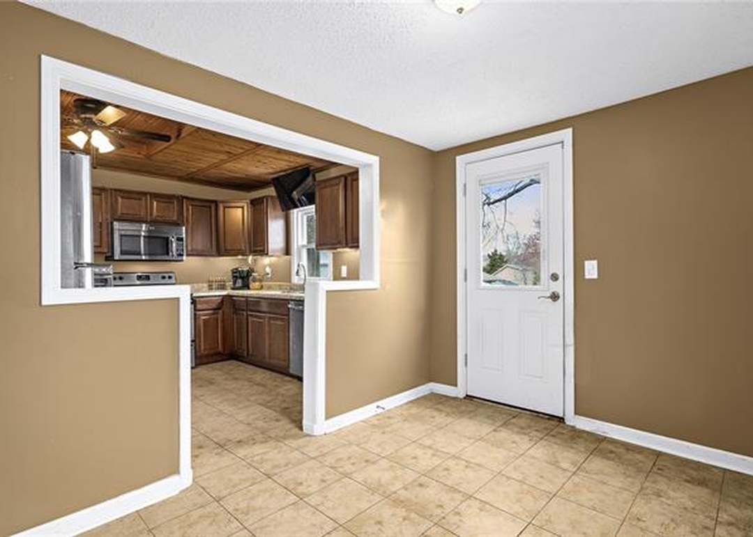 312 E Nichols Street — photo 32