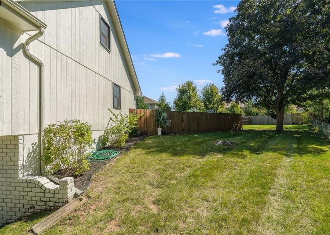 1004 SW Hiawatha Drive — photo 4