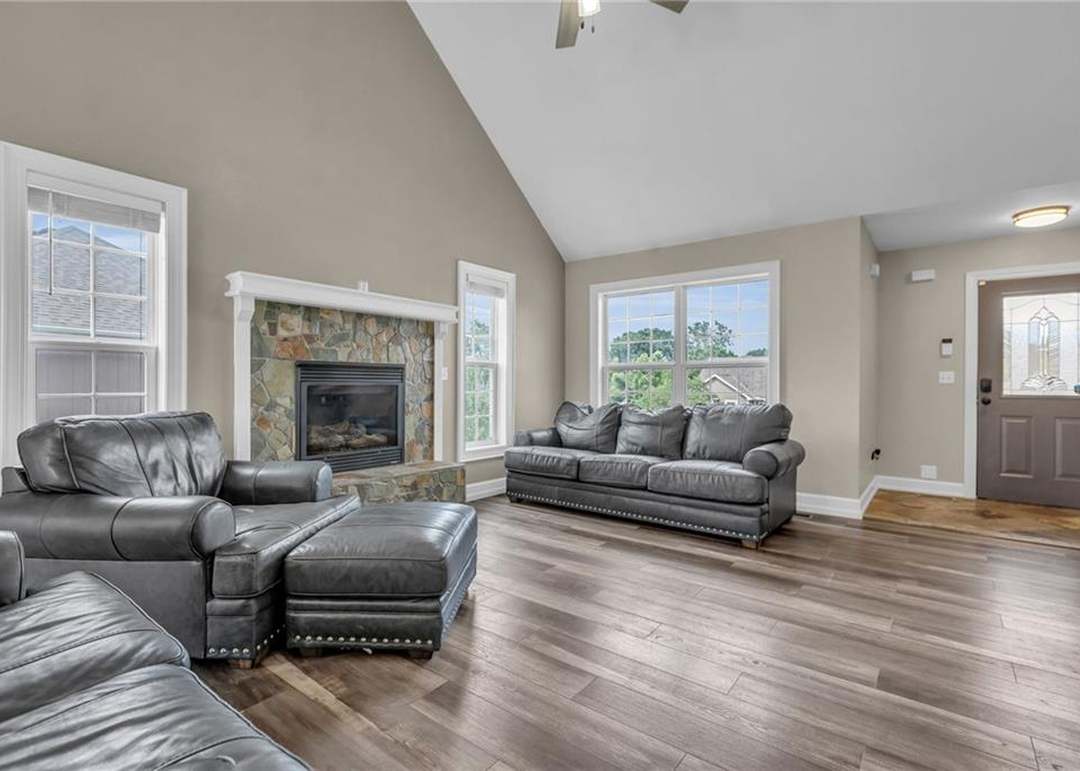 1221 Greenbrier Drive — photo 2