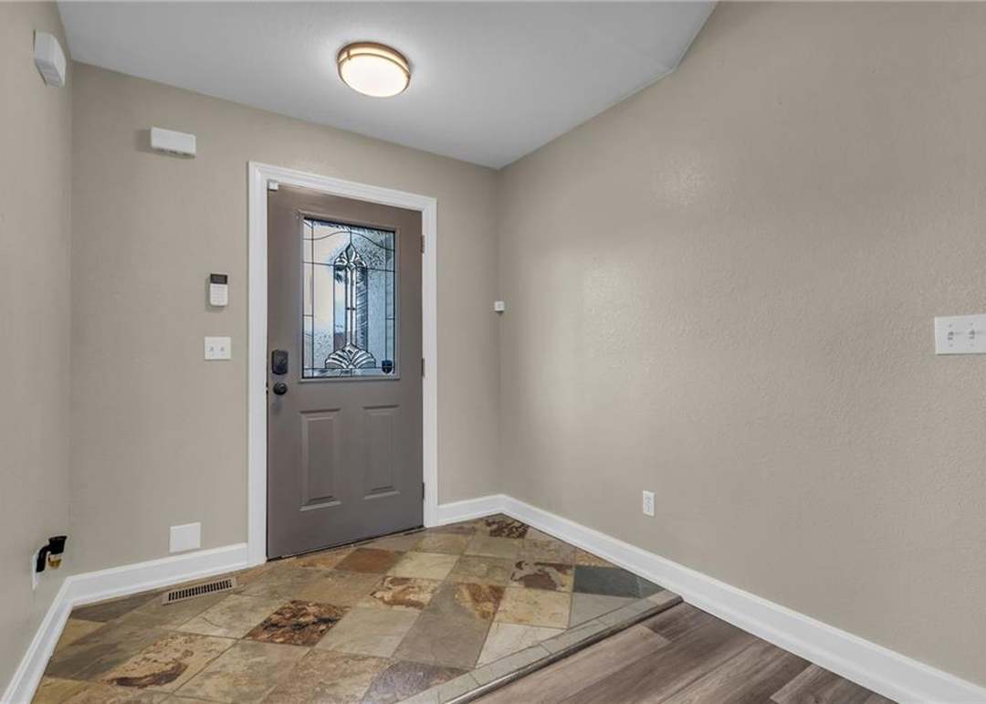 1221 Greenbrier Drive — photo 10