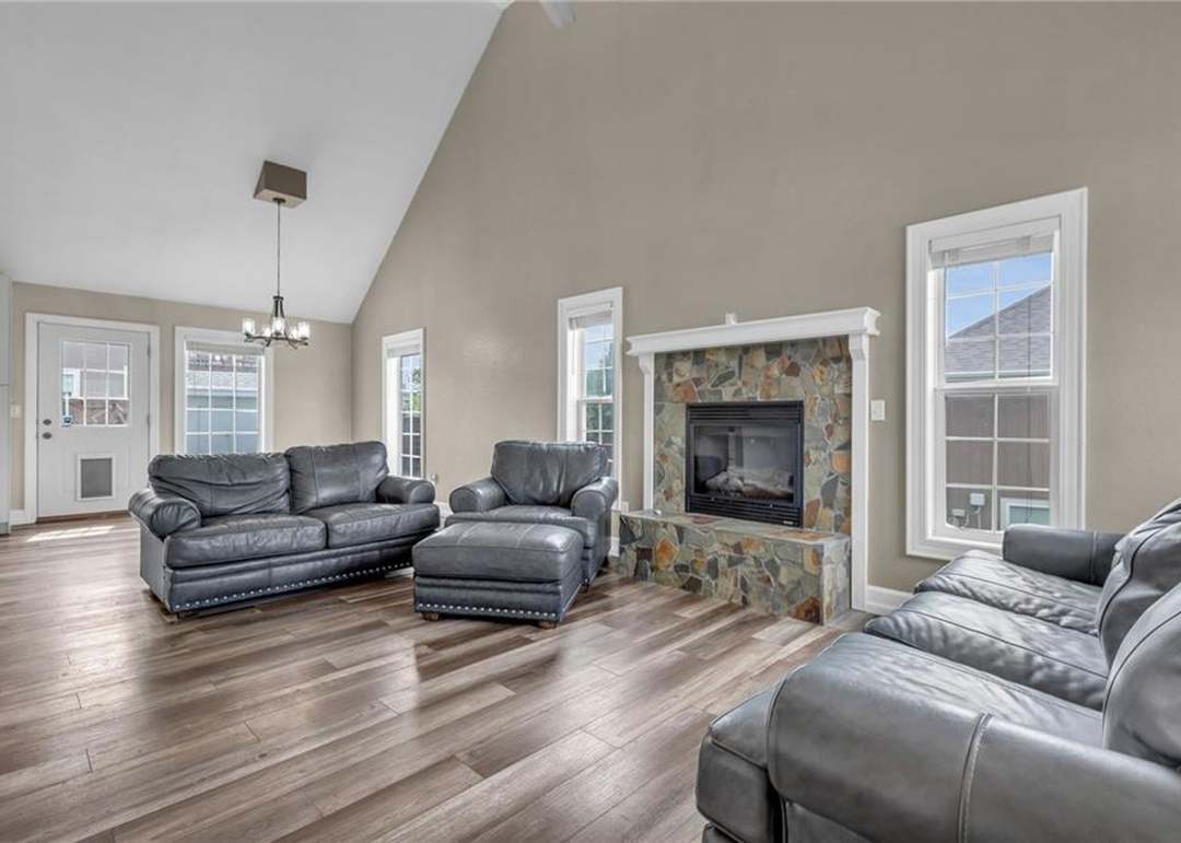 1221 Greenbrier Drive — photo 16