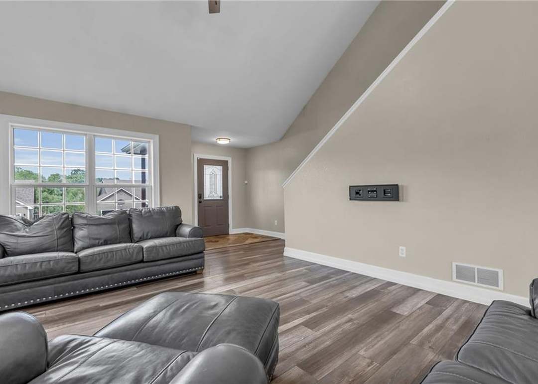 1221 Greenbrier Drive — photo 17