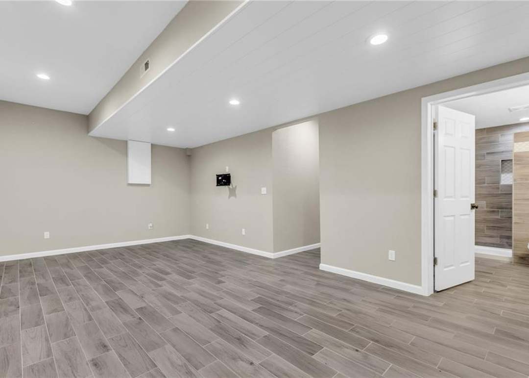 1221 Greenbrier Drive — photo 33