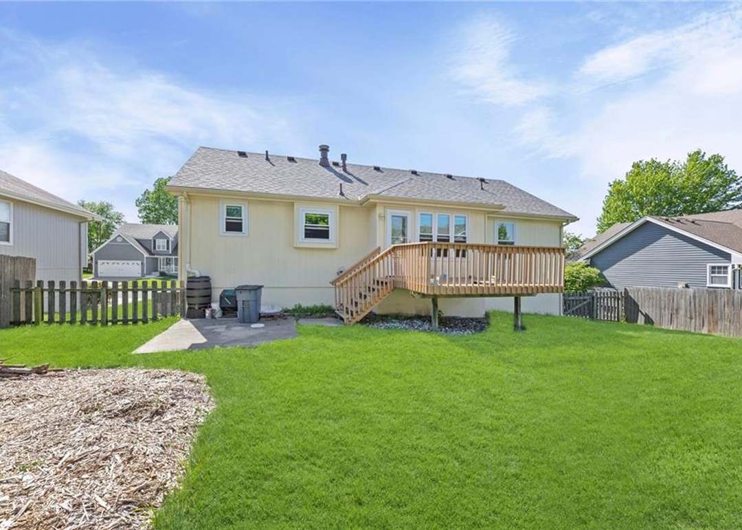 821 NE Michael Drive — photo 3